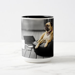 Mops in der Erholung Zweifarbige Tasse