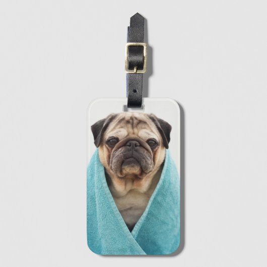 Mops in einem Handtuch Gepäckanhänger (Vorderseite Vertikal)