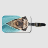 Mops in einem Handtuch Gepäckanhänger (Vorderseite (Horizontal))