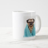 Mops in einem Handtuch Jumbo-Tasse (Vorderseite Rechts)