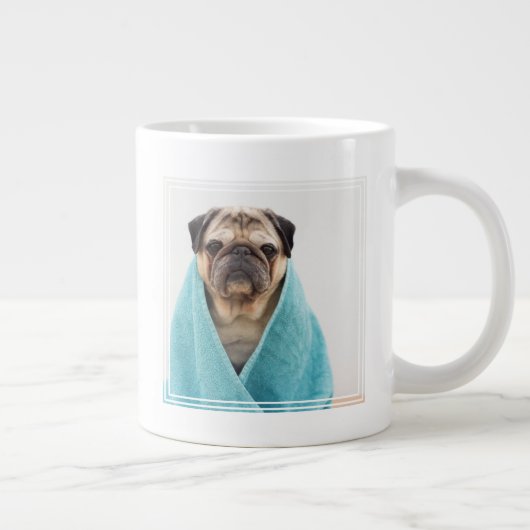 Mops in einem Handtuch Jumbo-Tasse (Rechts)