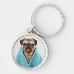 Mops in einem Handtuch Schlüsselanhänger