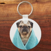 Mops in einem Handtuch Schlüsselanhänger (Vorderseite)