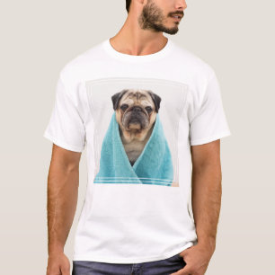 Mops in einem Handtuch T-Shirt