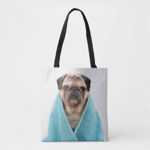 Mops in einem Handtuch Tasche