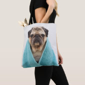 Mops in einem Handtuch Tasche (Von Nahem)