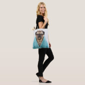 Mops in einem Handtuch Tasche (Am Model)