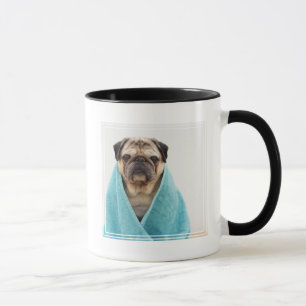 Mops in einem Handtuch Tasse