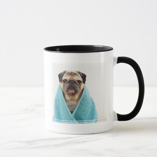 Mops in einem Handtuch Tasse (Rechts)