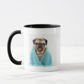 Mops in einem Handtuch Tasse (Links)