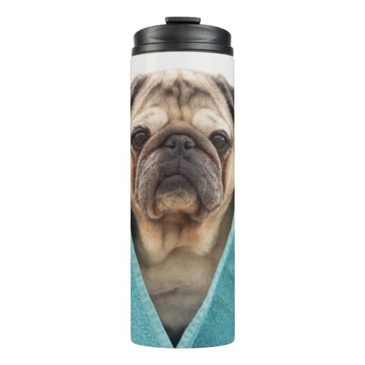 Mops in einem Handtuch Thermosbecher (Vorderseite)