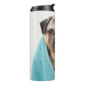 Mops in einem Handtuch Thermosbecher (Nach links gedreht)