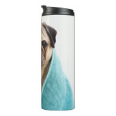 Mops in einem Handtuch Thermosbecher (Nach rechts gedreht)