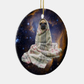 Mops in einer Decke im Weltraum Keramik Ornament (Rechts)