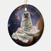 Mops in einer Decke im Weltraum Keramik Ornament (Links)