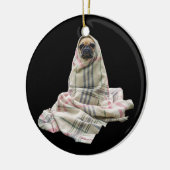 Mops in einer Decke Keramikornament (Links)