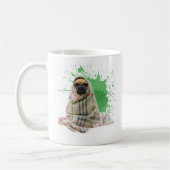 Mops in einer Wolldecke auf einer Tasse (Links)