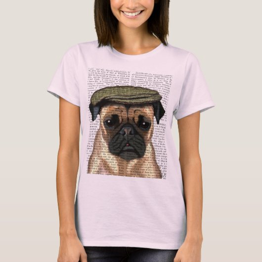 Mops in flacher Kappe T-Shirt (Vorderseite)