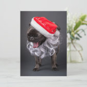Mops in Weihnachtsmannmütze und Bart Feiertagskarte (Stehend Vorderseite)