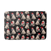 Mops in Weihnachtsmannmützen Weihnachtsmuster Badematte (Vorderseite)
