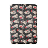 Mops in Weihnachtsmannmützen Weihnachtsmuster Badematte (Vorderseite Vertikal)