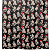 Mops in Weihnachtsmannmützen Weihnachtsmuster Duschvorhang (Vorderseite)