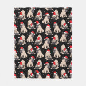 Mops in Weihnachtsmannmützen Weihnachtsmuster Fleecedecke (Vorderseite)