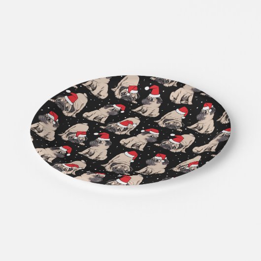 Mops in Weihnachtsmannmützen Weihnachtsmuster Pappteller (Schrägansicht)