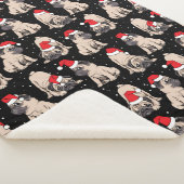 Mops in Weihnachtsmannmützen Weihnachtsmuster Sherpadecke (3/4)