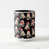 Mops in Weihnachtsmannmützen Weihnachtsmuster Tasse (Zentrum)