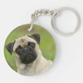 Mops-Kopf gespannt, Kamera betrachtend Schlüsselanhänger (Rückseite)