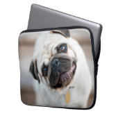 Mops-Kopfneigung Laptopschutzhülle (Vorderseite Links)