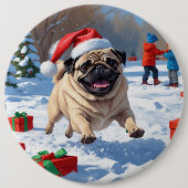 Mops läuft im Schnee mit Weihnachtshut Button (Vorderseite)