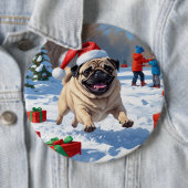 Mops läuft im Schnee mit Weihnachtshut Button (Beispiel)