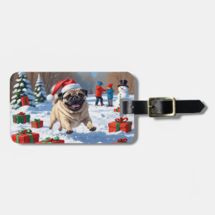Mops läuft im Schnee mit Weihnachtshut Gepäckanhänger