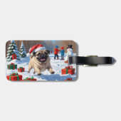Mops läuft im Schnee mit Weihnachtshut Gepäckanhänger (Rückseite horizontal)