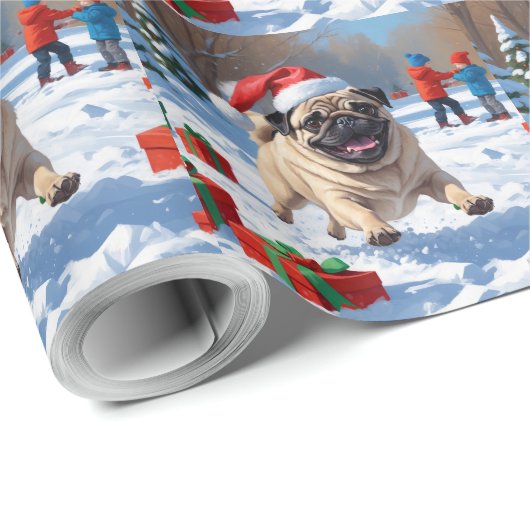 Mops läuft im Schnee mit Weihnachtshut Geschenkpapier (Rolleneckpunkt)