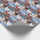 Mops läuft im Schnee mit Weihnachtshut Geschenkpapier (Ecke)