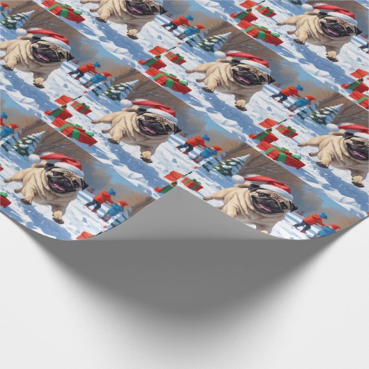 Mops läuft im Schnee mit Weihnachtshut Geschenkpapier (Ecke)