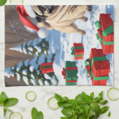 Mops läuft im Schnee mit Weihnachtshut Geschirrtuch (Gefaltet)