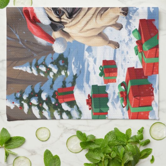 Mops läuft im Schnee mit Weihnachtshut Geschirrtuch (Gefaltet)