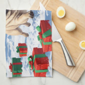 Mops läuft im Schnee mit Weihnachtshut Geschirrtuch (Viertel Falte)