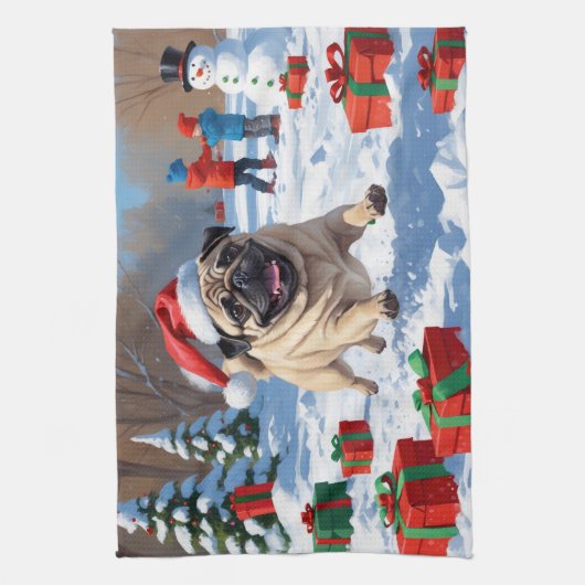 Mops läuft im Schnee mit Weihnachtshut Geschirrtuch (Vertikal)