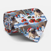 Mops läuft im Schnee mit Weihnachtshut Krawatte (Gerollt)