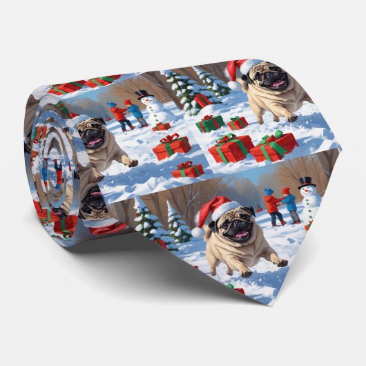 Mops läuft im Schnee mit Weihnachtshut Krawatte (Gerollt)