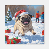 Mops läuft im Schnee mit Weihnachtshut Magnet (Vorne)