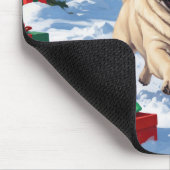 Mops läuft im Schnee mit Weihnachtshut Mousepad (Ecke)