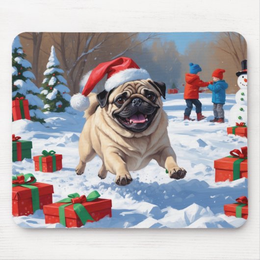 Mops läuft im Schnee mit Weihnachtshut Mousepad (Vorne)