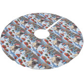 Mops läuft im Schnee mit Weihnachtshut Polyester Weihnachtsbaumdecke (Schrägansicht)