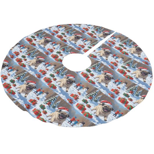 Mops läuft im Schnee mit Weihnachtshut Polyester Weihnachtsbaumdecke (Schrägansicht)